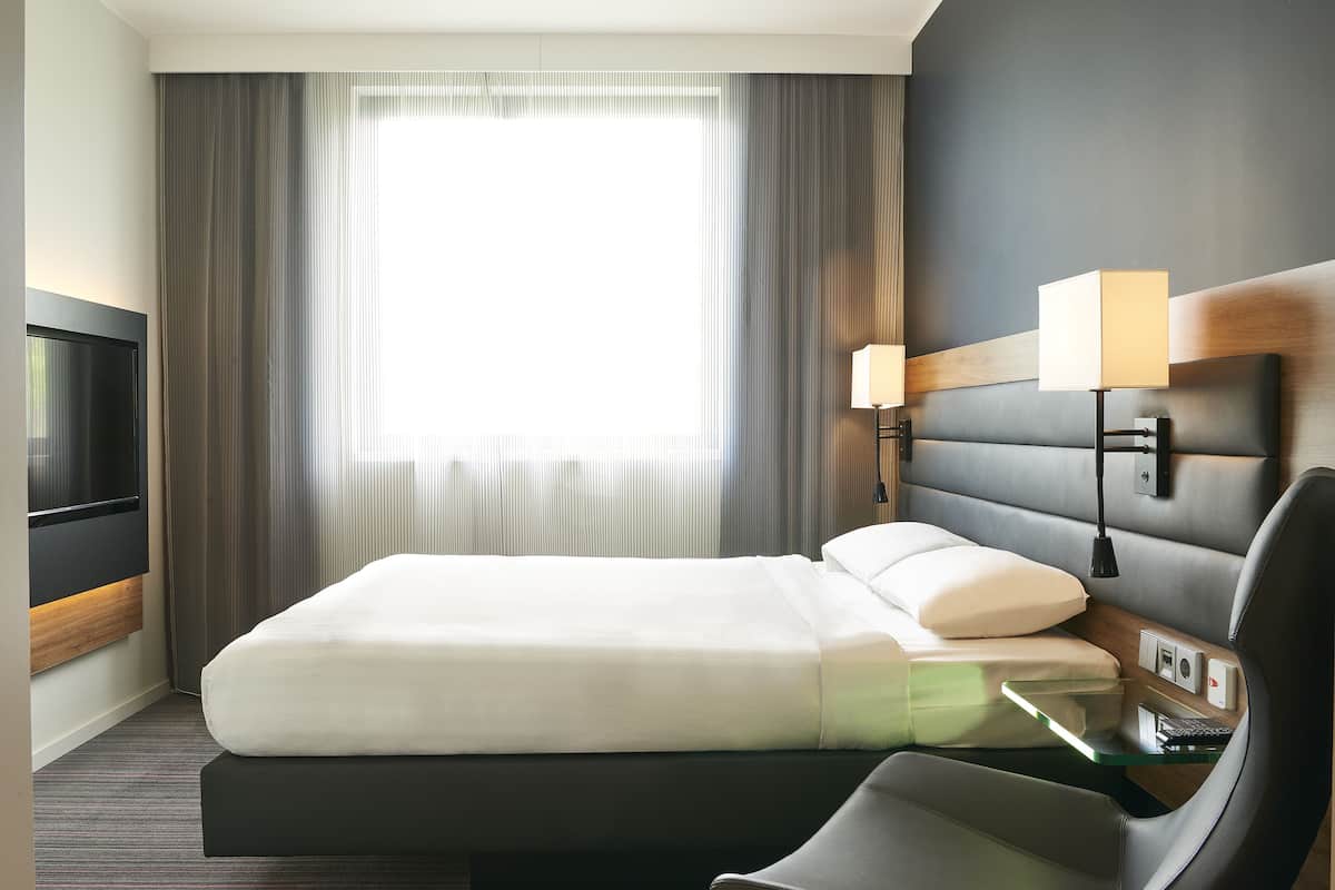 room, 1 queen bed, non smoking | hypo-allergenic bedding, in-room safe, desk, soundproofing