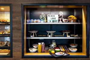 Daily continental breakfast for a fee - MOXY Frankfurt Eschborn (Eschborn)