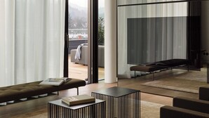 A modern living room with a sofa, a coffee table, and a glass partition. - Roomers Baden-Baden, Autograph Collection (Baden-Baden)