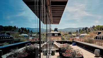 Couples treatment room(s), sauna, hot tub, steam room, body treatments