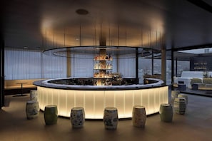 2 quầy bar/khu lounge, bar ở tầng thượng 
