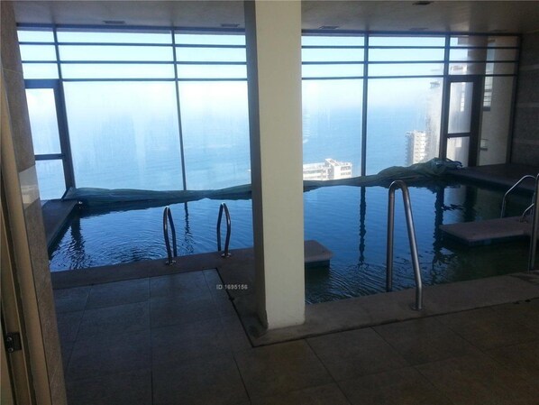 室内游泳池,室外游泳池