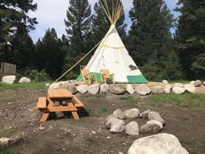 The Buffalo Tipi | Seprai premium, selimut bulu angsa, dan didekorasi berbeda-beda