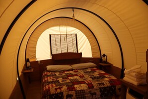 The Conestoga Wagon | Living area - Boulder Creek Lodge - Campsite (Hall)