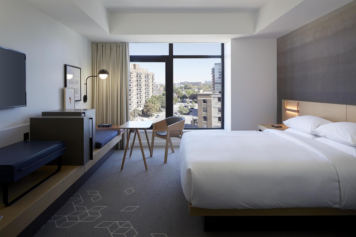 Habitación, 1 cama de matrimonio grande | Caja fuerte, escritorio, cortinas opacas y sistema de insonorización