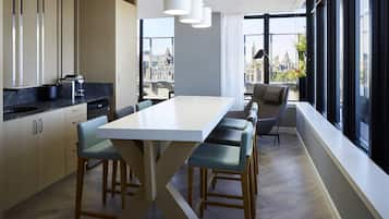 Repas dans la chambre