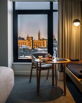 Caja de seguridad en la habitación, escritorio y cortinas blackout 