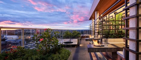 2 bars-salons, bar sur le toit