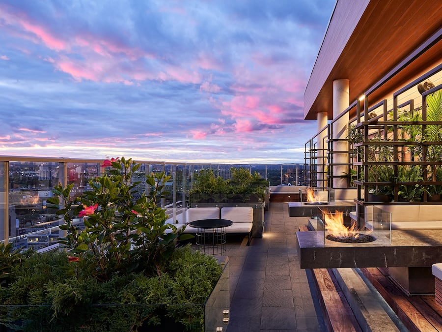 2 bars/lounges, rooftop bar