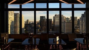 Un interior moderno con amplios ventanales que ofrecen vistas a la ciudad.