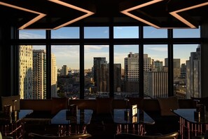 2 bares/lounges, bar na cobertura