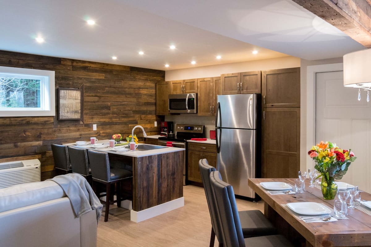 Suite Deluxe, letti multipli, non fumatori, cucina | Area soggiorno | TV LED
