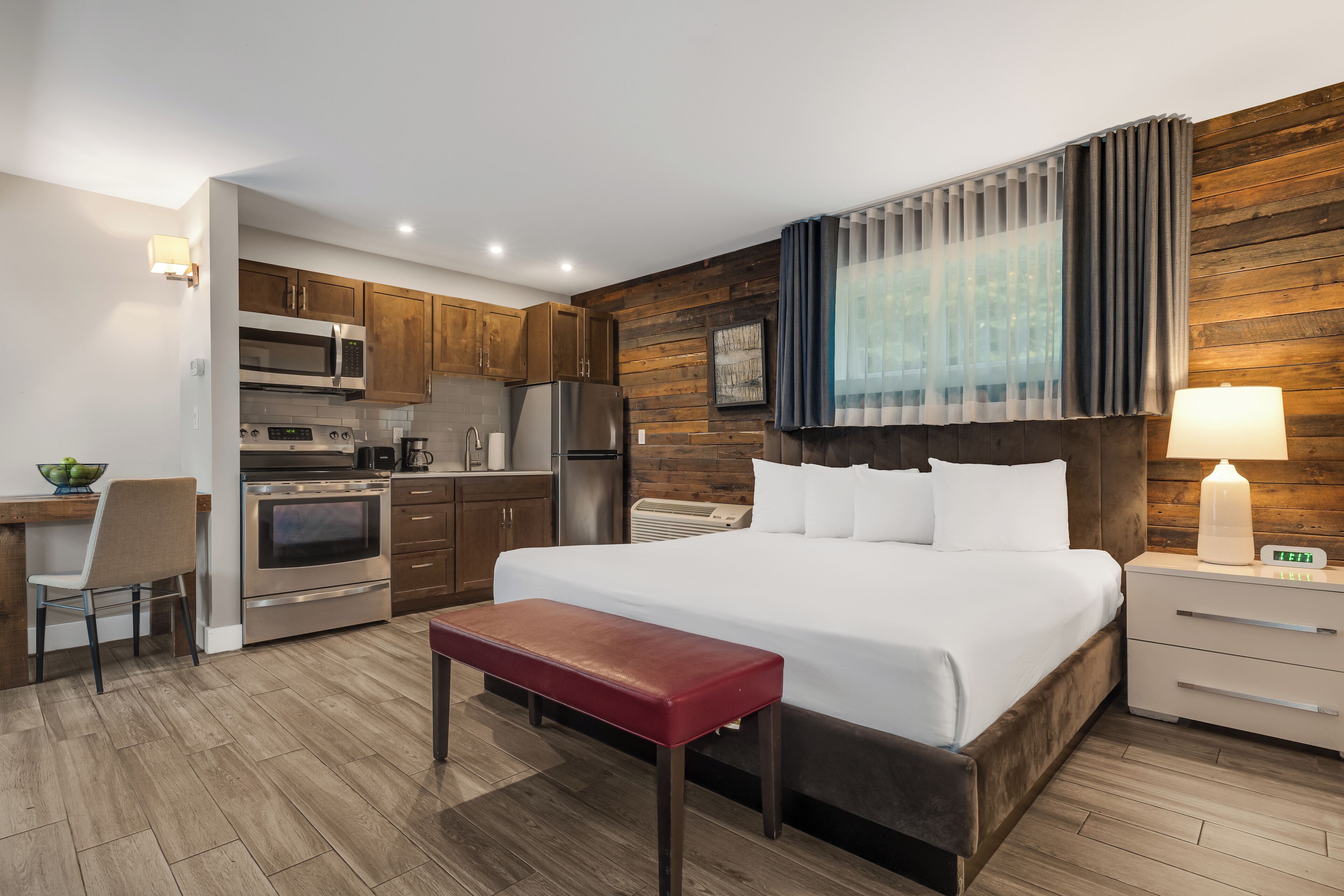 Standard Studio, 1 King Bed, Non Smoking, Kitchen | Premium bedding, down comforters, pillowtop beds, desk
