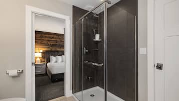 Shower, rainfall showerhead, free toiletries, hair dryer