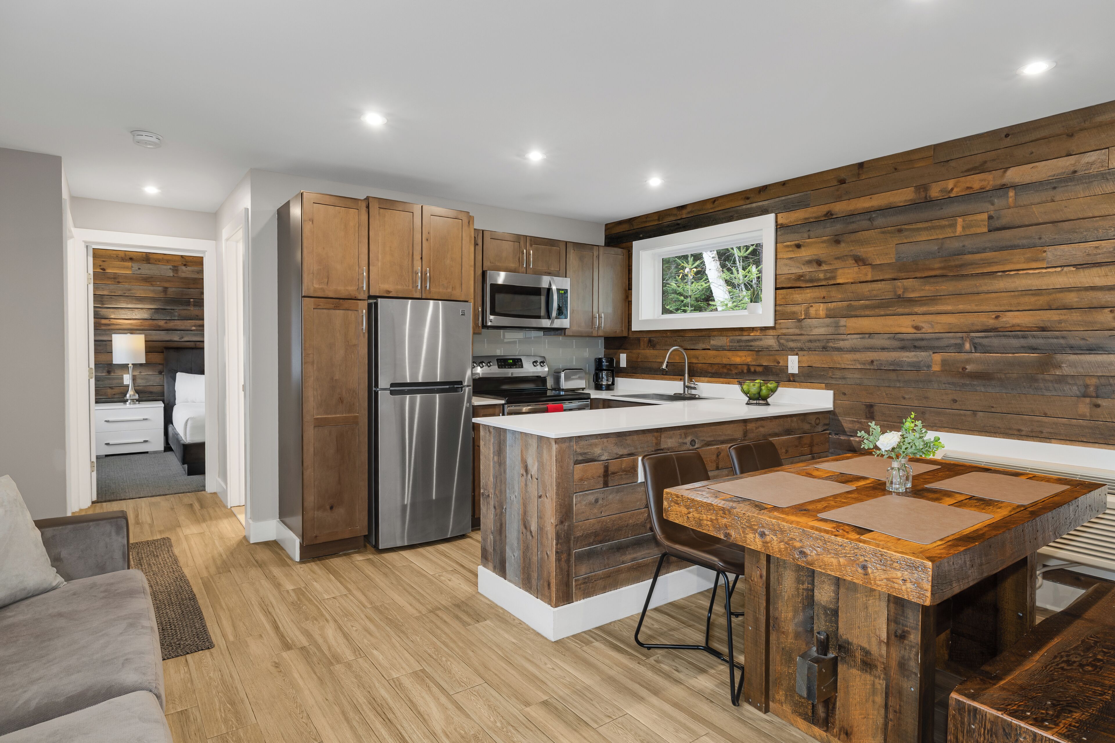 Full-sized fridge, microwave, oven, stovetop