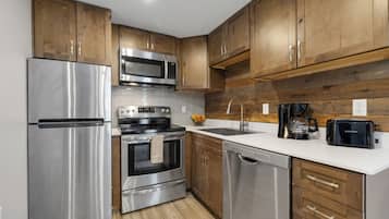 Refrigerador con freezer, microondas, horno, placa de cocina