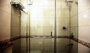 Bathroom shower - Hotel Windsor Castle (Gurugram)