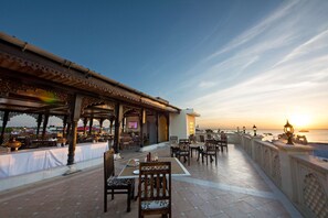 อาหารเช้าชุดใหญ่สไตล์อังกฤษทุกวัน (USD 15 ต่อคน)