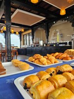 Päivittäinen täysi aamiainen (15 USD per henkilö)