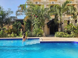 Ulkouima-allas, aurinkotuoleja