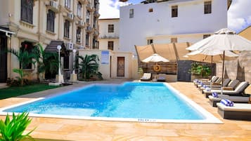 Piscina externa, espreguiçadeiras