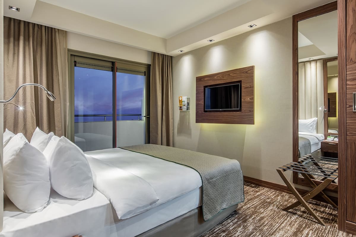 1 bedroom, premium bedding, free minibar items, in-room safe