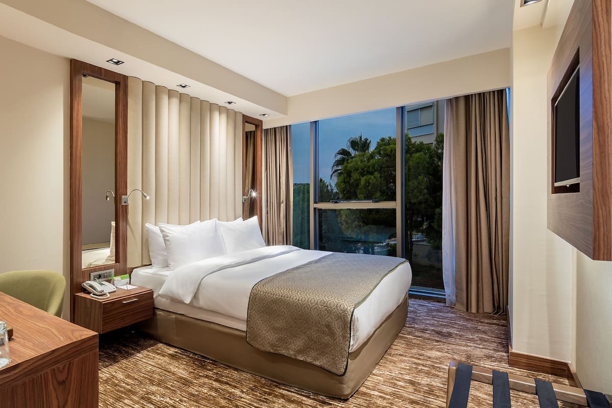 1 bedroom, premium bedding, free minibar items, in-room safe