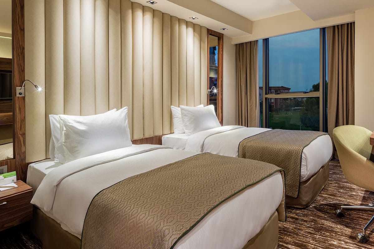 1 bedroom, premium bedding, free minibar items, in-room safe