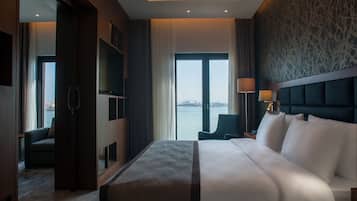 Suite, 1 letto king, fumatori, vista mare | Minibar, una cassaforte in camera, una scrivania, tende oscuranti