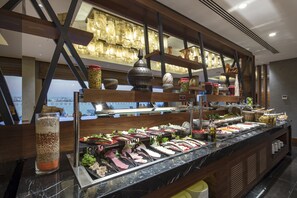 Buffet déjeuner servi en semaine (12 EUR par personne)