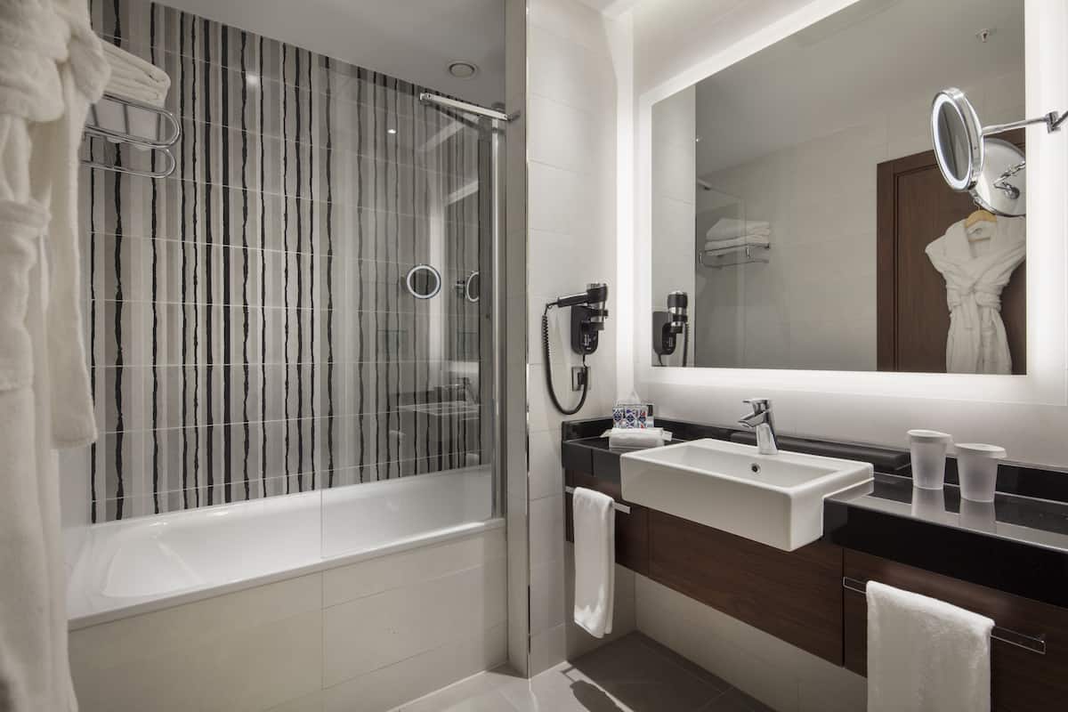 Amenidades de baño gratuitas, secadora de cabello, pantuflas, toallas