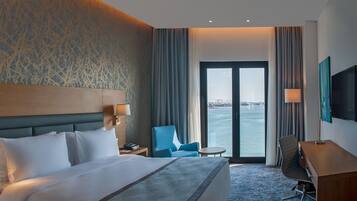 Minibar, caja de seguridad en la habitación y escritorio