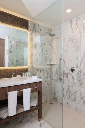Bathroom shower - Hampton Inn by Hilton Irapuato (Irapuato)
