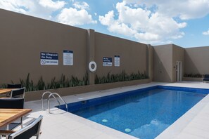 Outdoor pool - Hampton Inn by Hilton Irapuato (Irapuato)