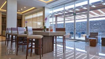 Café da manhã com buffet grátis todos os dias