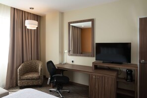 Room, 2 Twin Beds, Non Smoking, Refrigerator | In-room safe, desk, free WiFi, bed sheets - Hampton Inn by Hilton Irapuato (Irapuato)