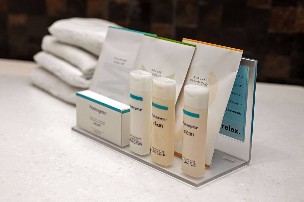 Una exhibición de productos Neutrogena, que incluye jabón, loci ón y champú.
