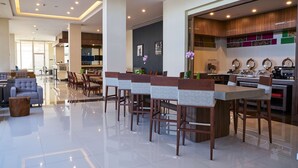 بوفيه فطور مجانًا يوميًا