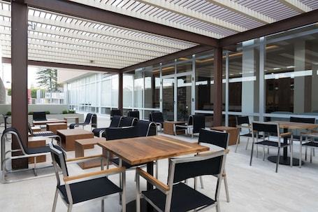 Lunch and dinner served . Hampton Inn by Hilton Irapuato