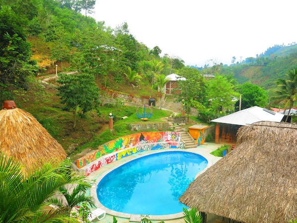 Una piscina al aire libre