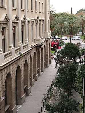 خزنة داخل الغرفة ومكتب
