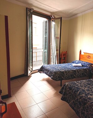 Caja de seguridad en la habitación y escritorio 