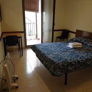 In-room safe, desk - Hostal Nilo (Barcelona)