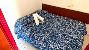 In-room safe, desk - Hostal Nilo (Barcelona)