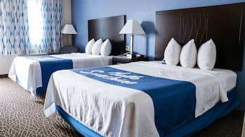 Escritorio, tabla de planchar con plancha, wifi gratis y ropa de cama