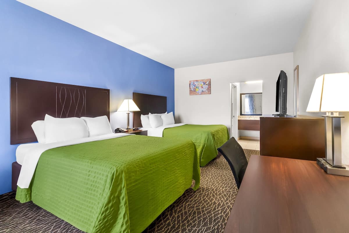 Standaard kamer, 2 queensize bedden, niet-roken | Een bureau, een strijkplank/strijkijzer, gratis wifi, beddengoed