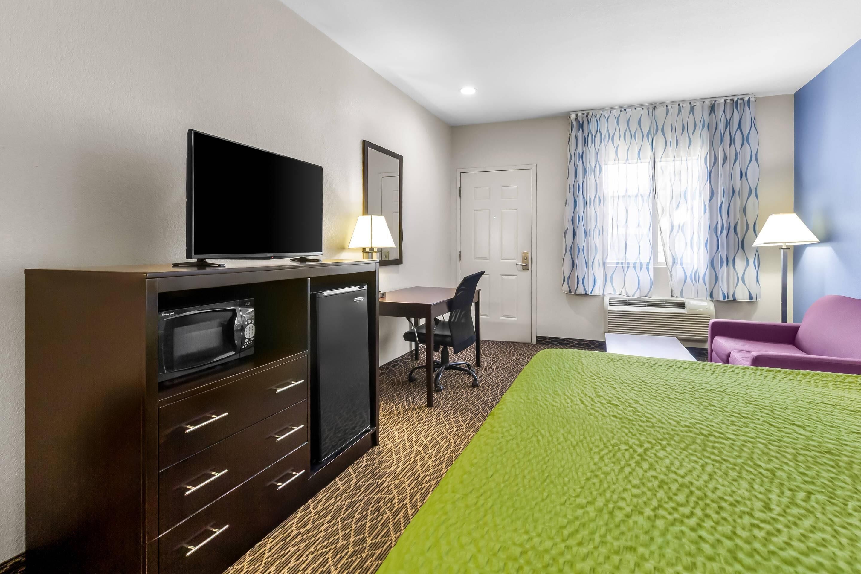 Standard Room, 1 King Bed, Non Smoking | Desk, iron/ironing board, WiFi (free), alarm clocks
