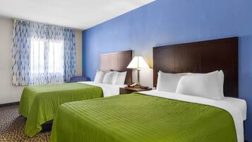 Escritorio, tabla de planchar con plancha, wifi gratis y ropa de cama