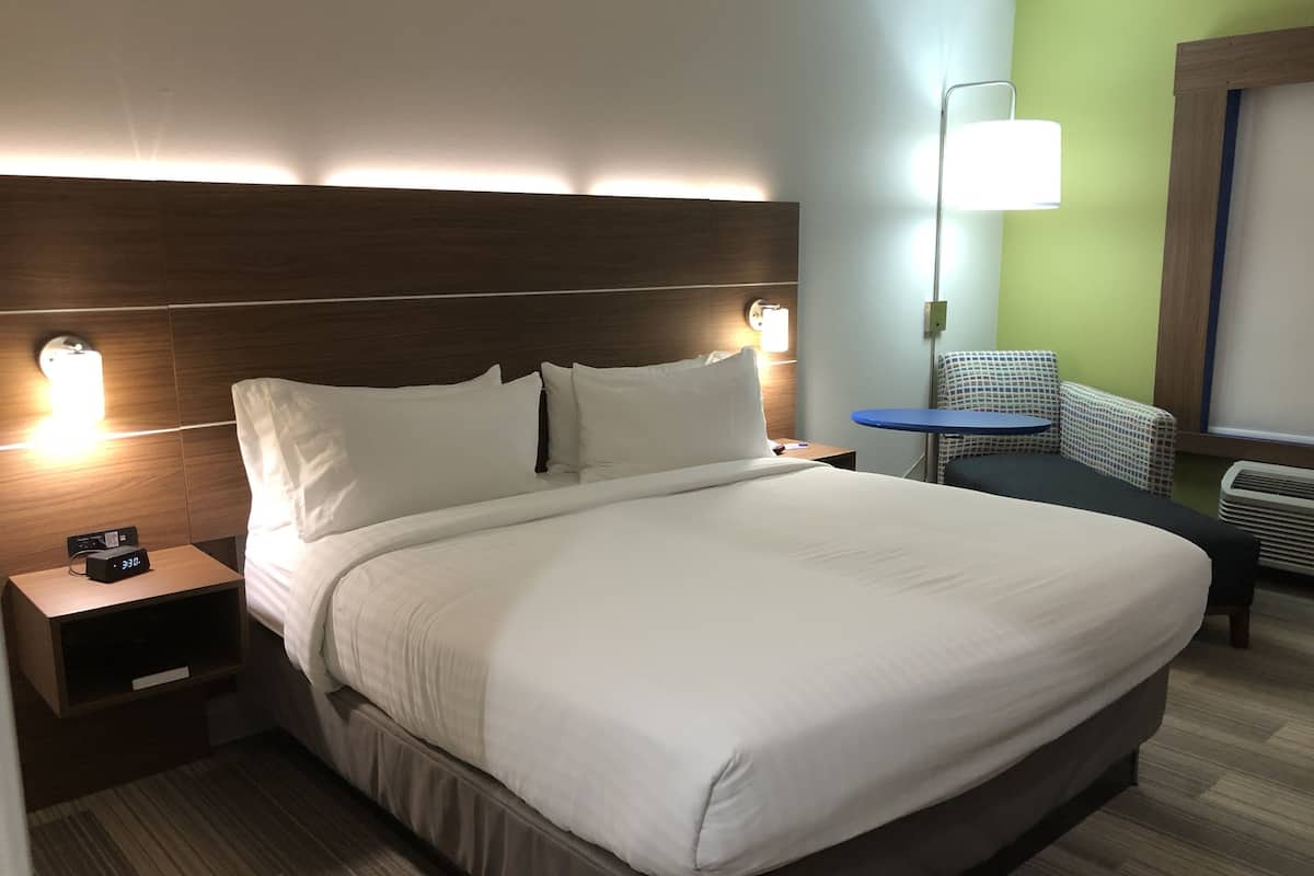 1 bilik tidur, meja, seterika/papan seterika, katil bayi/kot (surcaj)