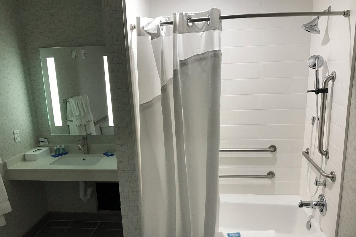Rom – standard, 2 queensize-senger, tilgjengelighetstilpasset (Mobility Tub) | Skrivebord, strykejern/-brett og barnesenger